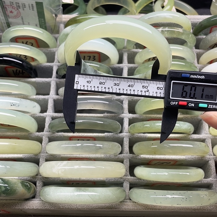 未镶嵌蛇纹石玉手镯195