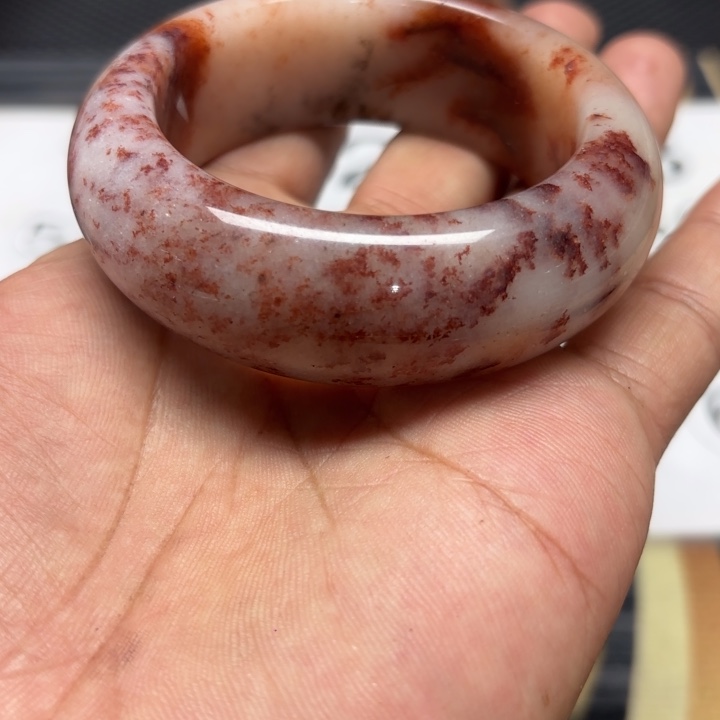 星***回石英质玉未镶嵌手镯