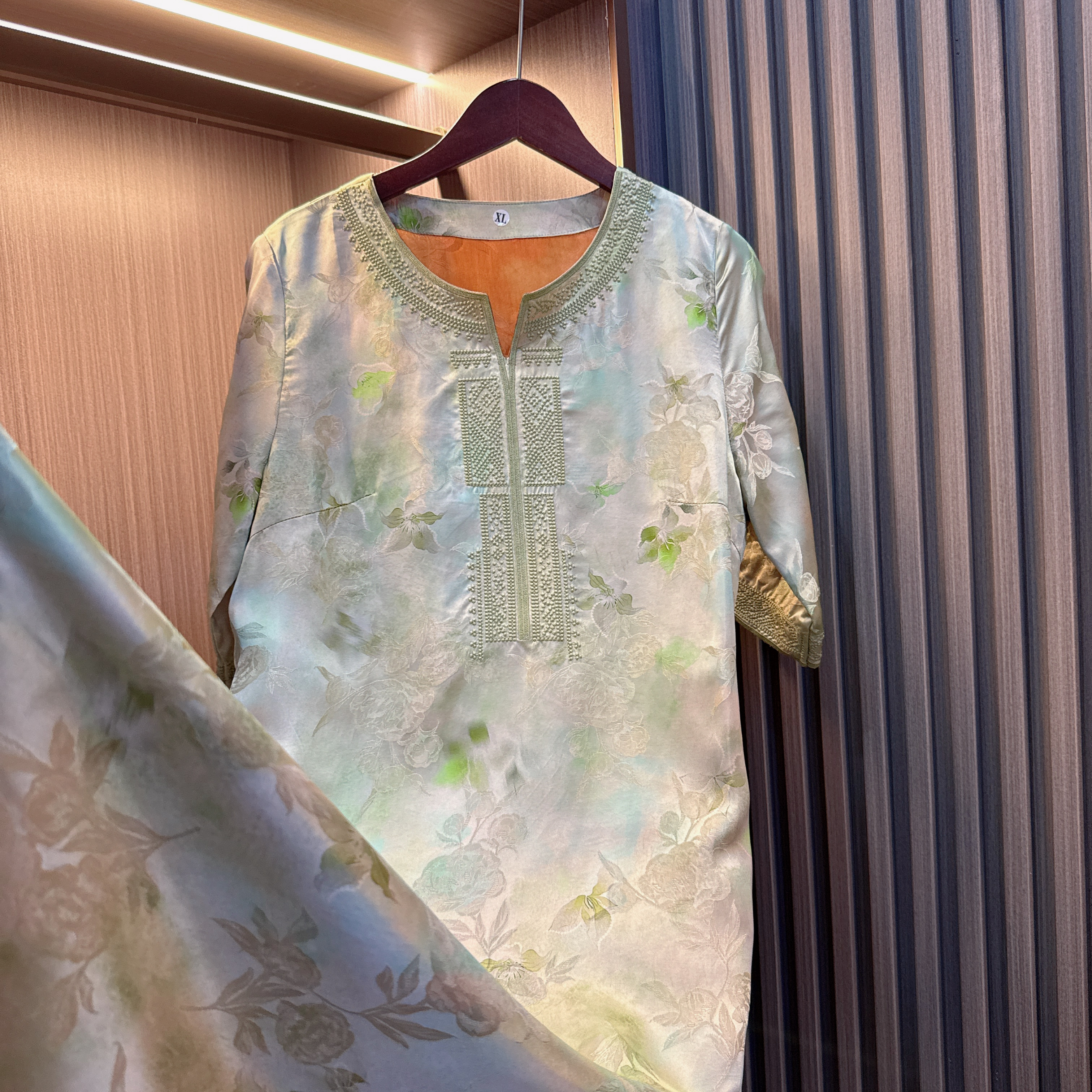 梨初-夏季新款新中式v领提花清冷复古显瘦连衣裙