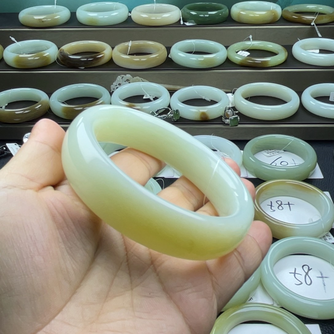 和田玉手镯未镶嵌