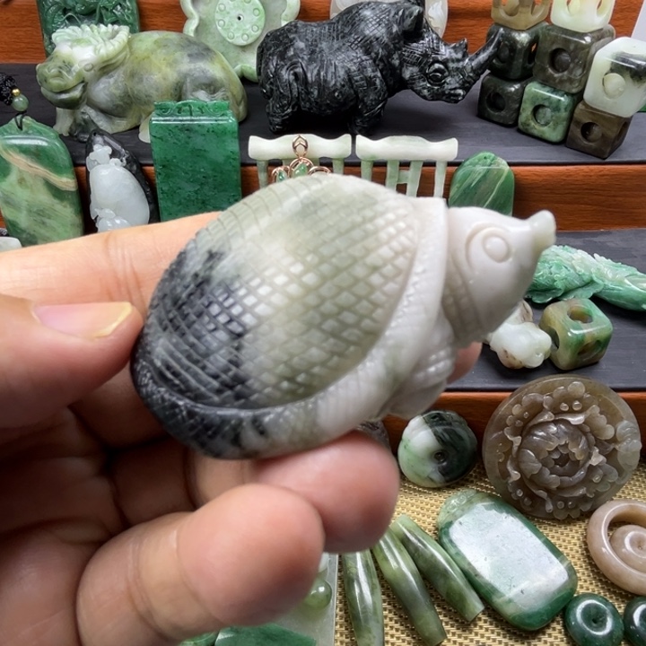 独山玉未镶嵌珠宝半成品有瑕疵