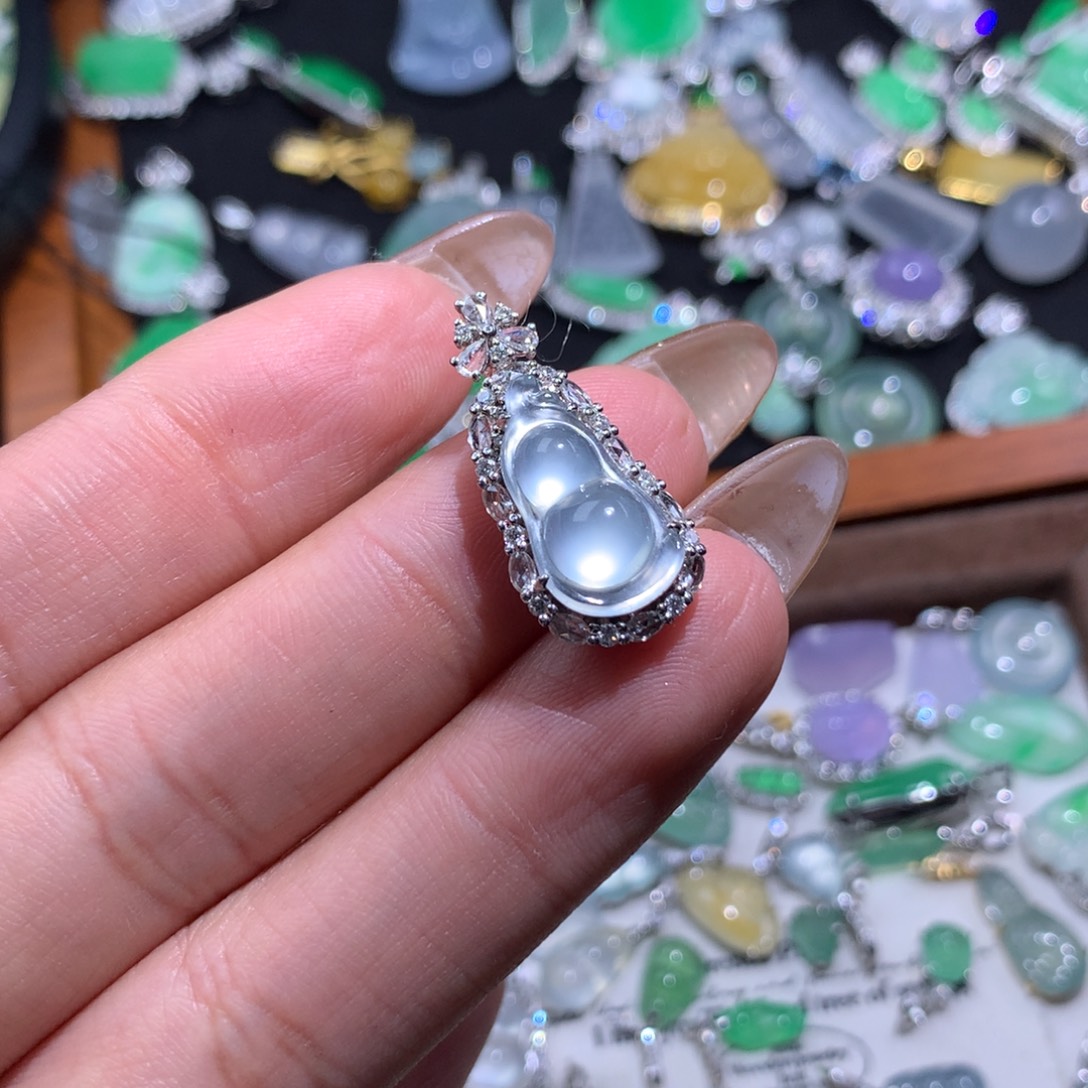 翡翠18K金镶嵌颈饰玻璃炸光花生豆