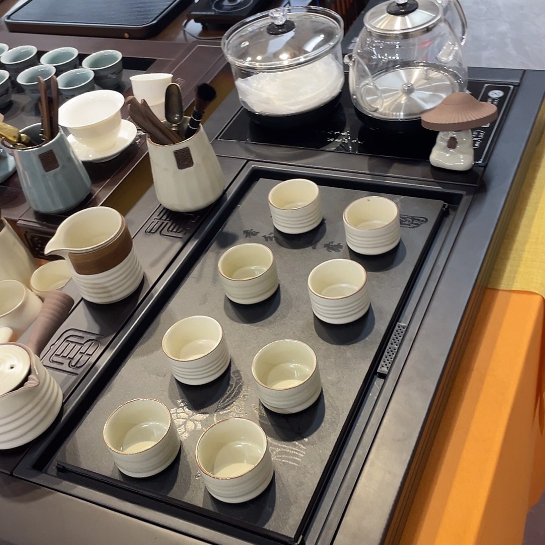 我不敢看电视我在床底下睡觉