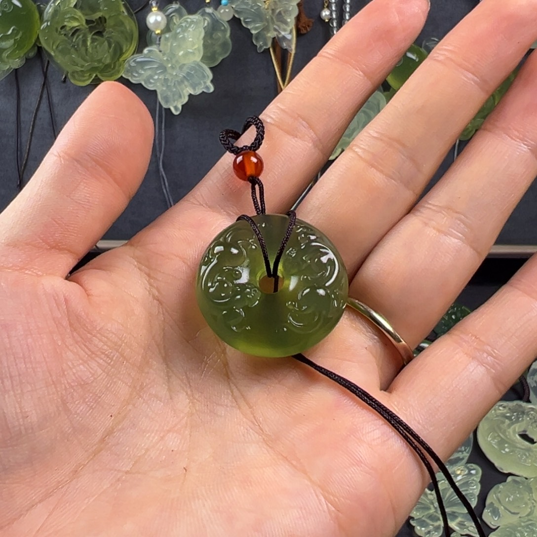 抹***豆未镶嵌蛇纹石玉颈饰
