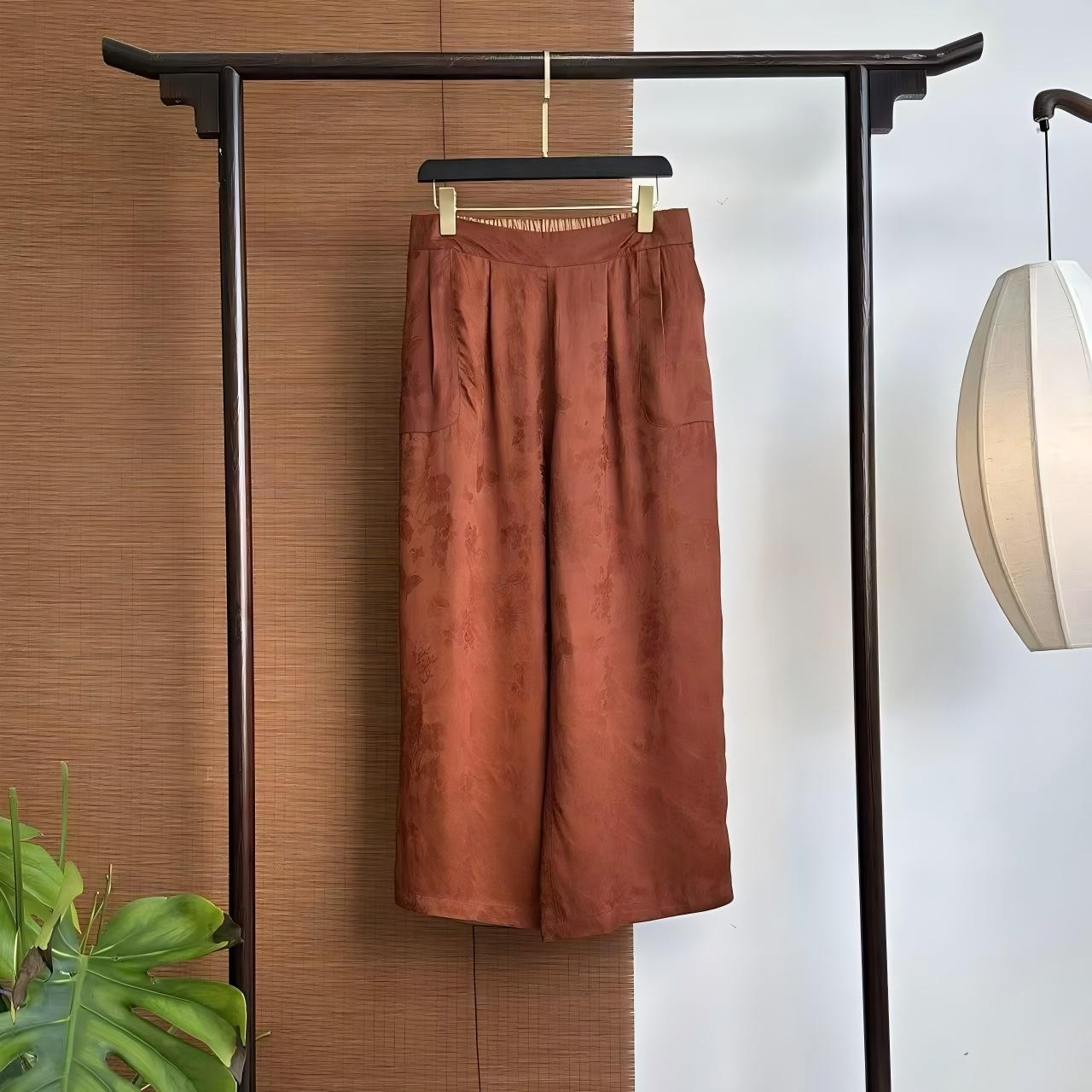 朱霞织影提花阔腿裤 —— 赤褐裤身晕染霞光色，暗纹织就东方雅韵