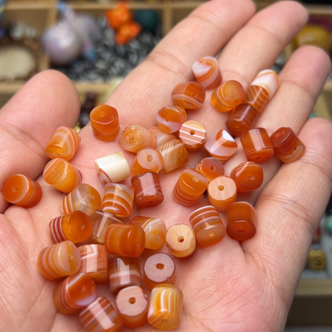 玛瑙/玉髓8mm红缠丝直切未镶嵌多样性发其中两颗