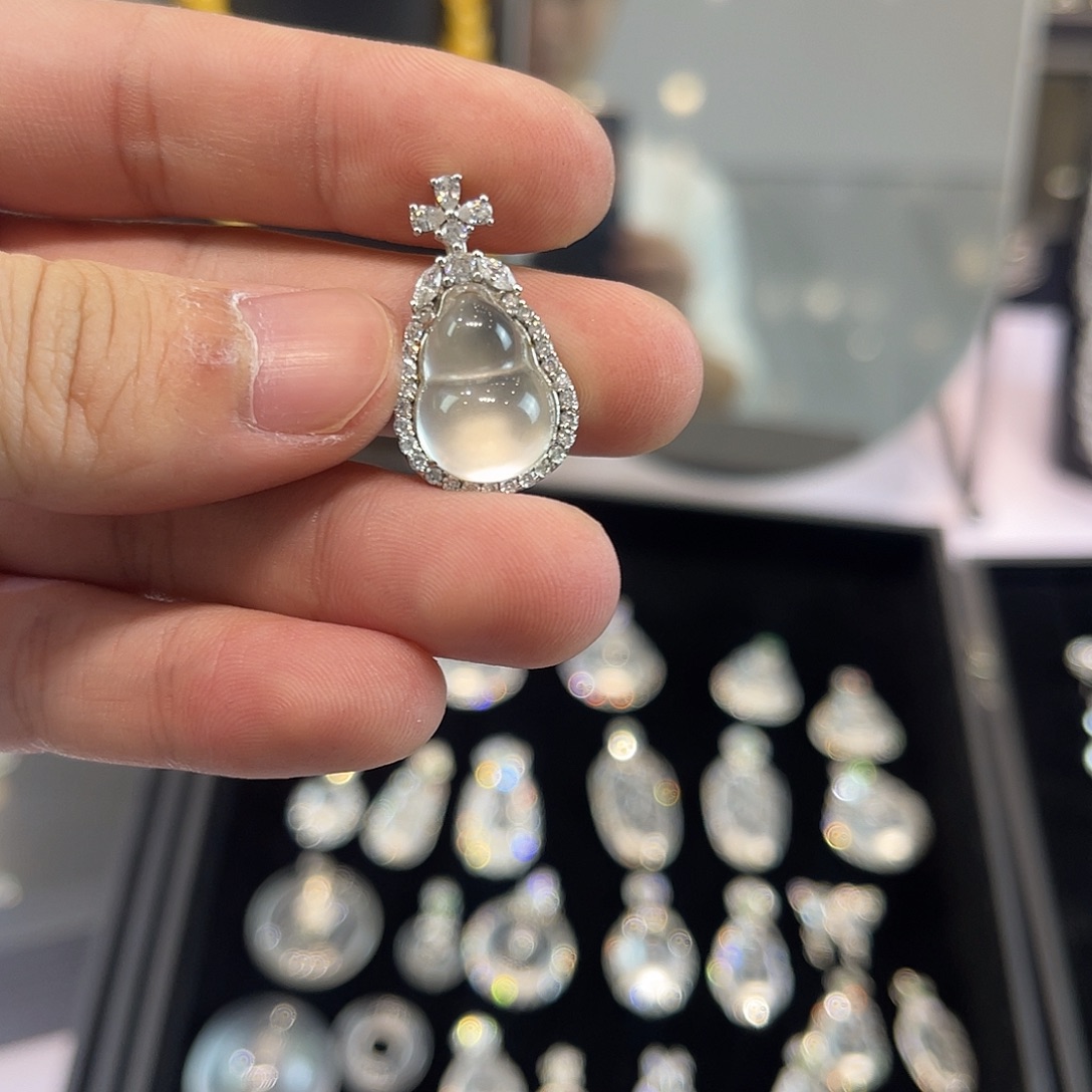 潇***萧石英质玉银S925镶嵌颈饰