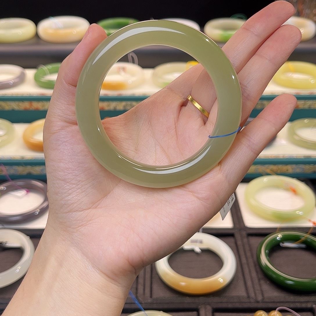 和田玉手镯未镶嵌  高冰 春茶绿