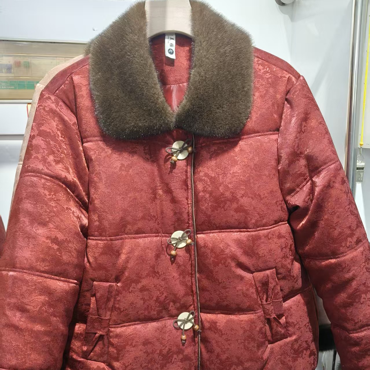 新中式妈妈冬季加绒加厚短款带毛领洋气保暖棉服外套扁领!时尚