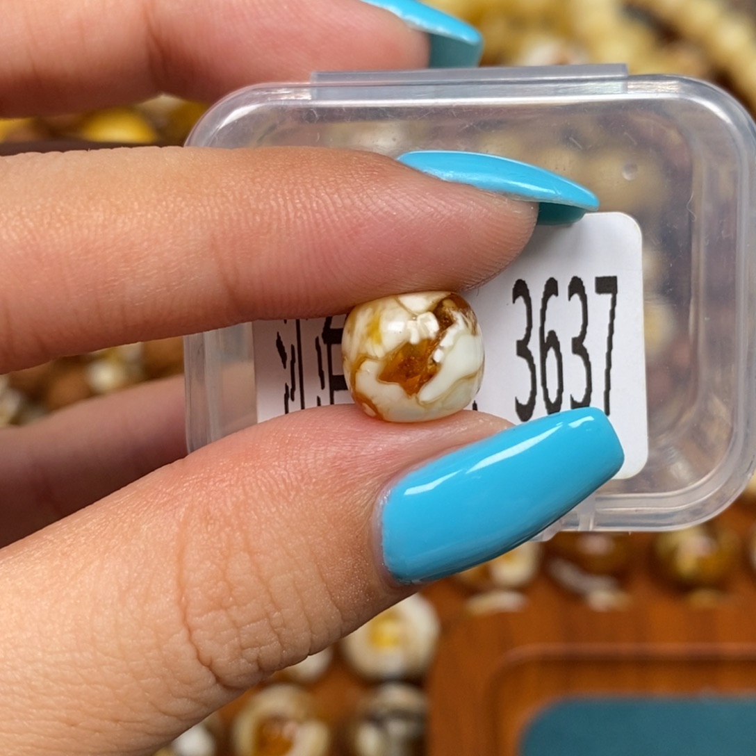 蜜蜡未镶嵌珠宝奇石3637