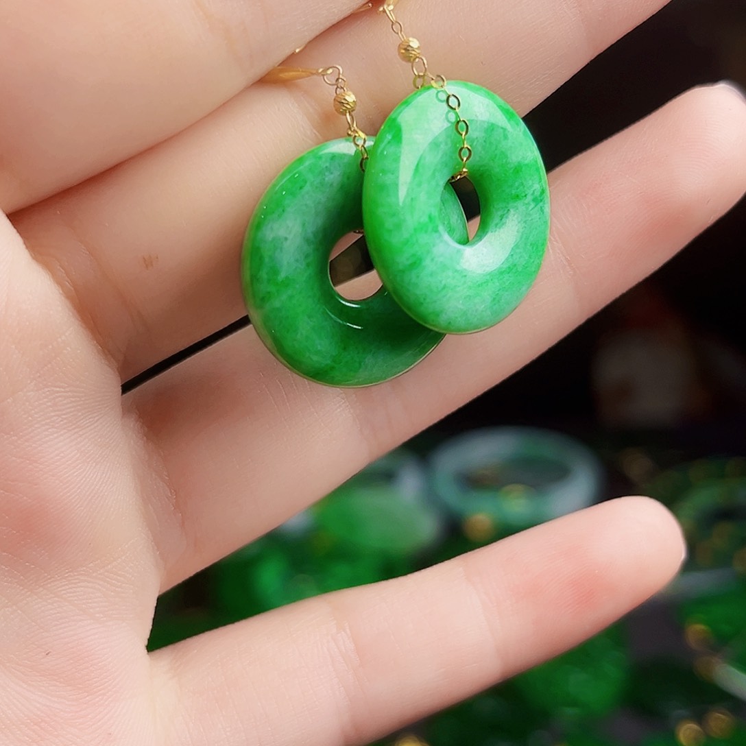 颈饰18K金镶嵌翡翠多样性