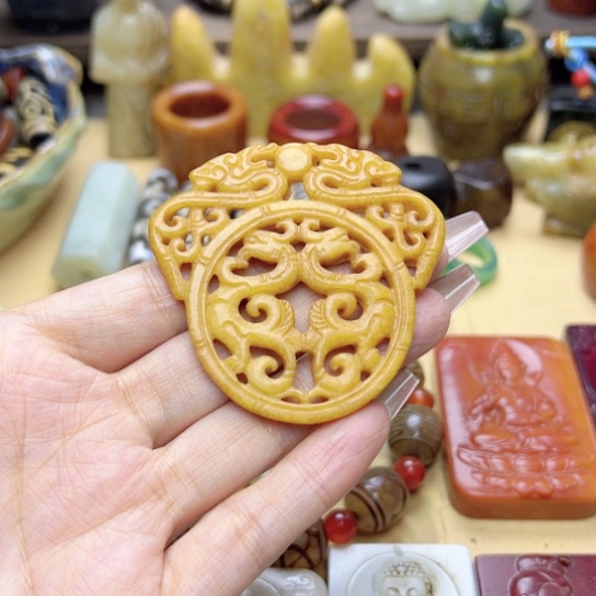 蛇纹石玉未镶嵌颈饰