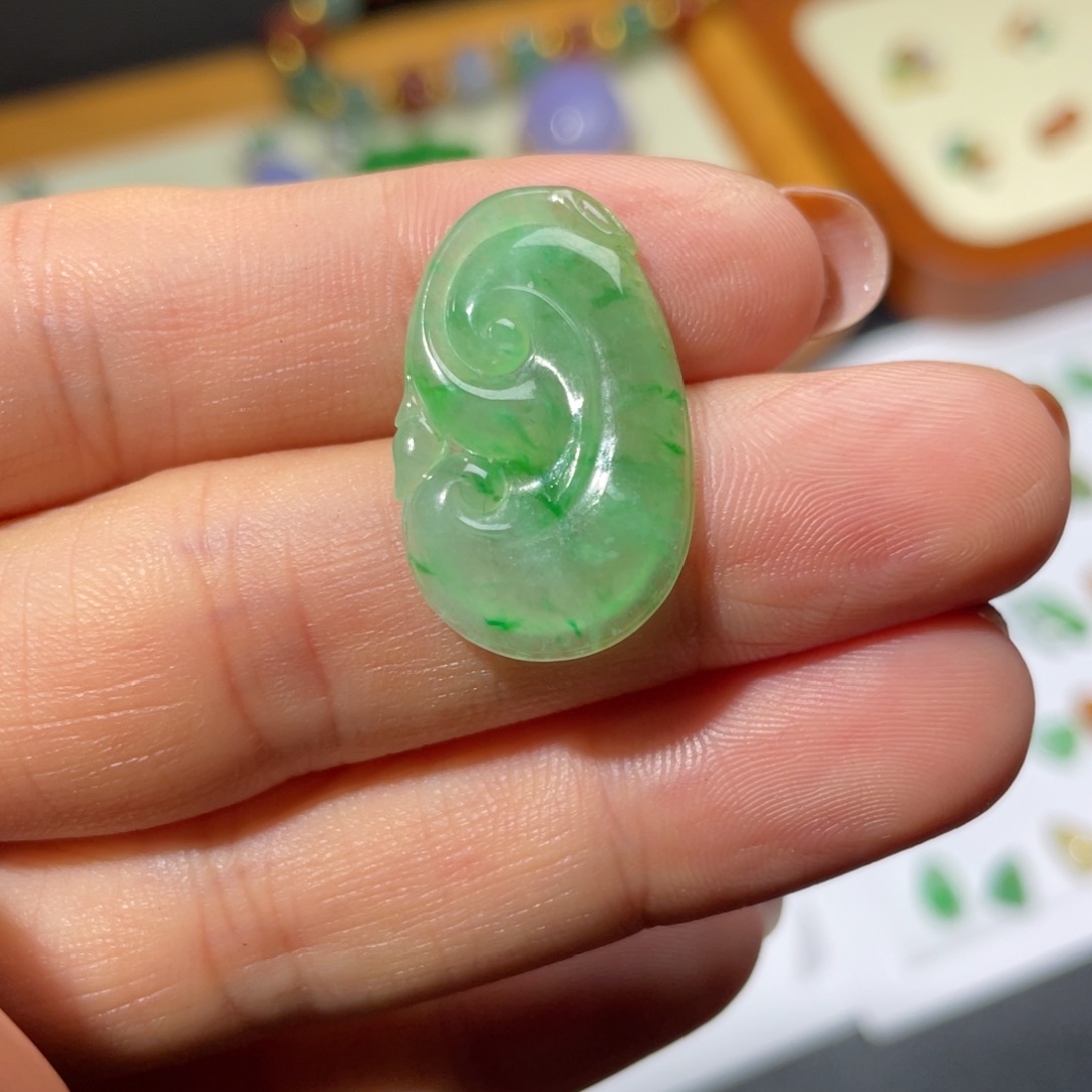 翡翠未镶嵌颈饰缅甸翡翠A货冰飘翠绿如意