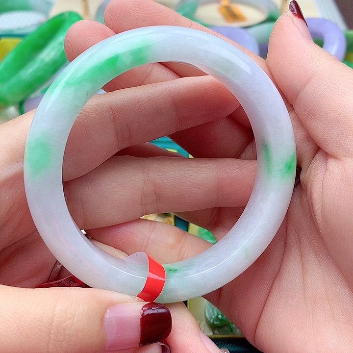 翡翠手镯未镶嵌翡翠