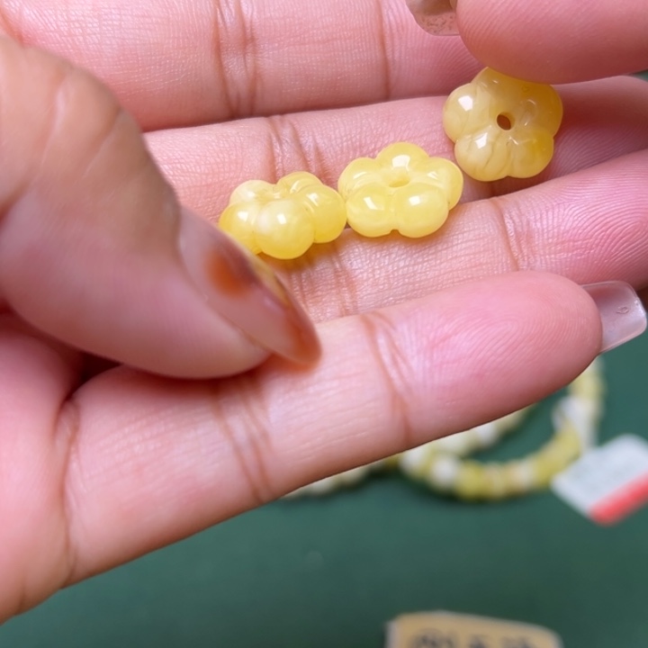 蜜蜡未镶嵌珠宝奇石多样性发其一