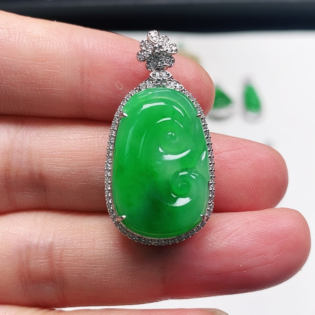 翡翠颈饰18K金镶嵌天然缅甸翡翠A货