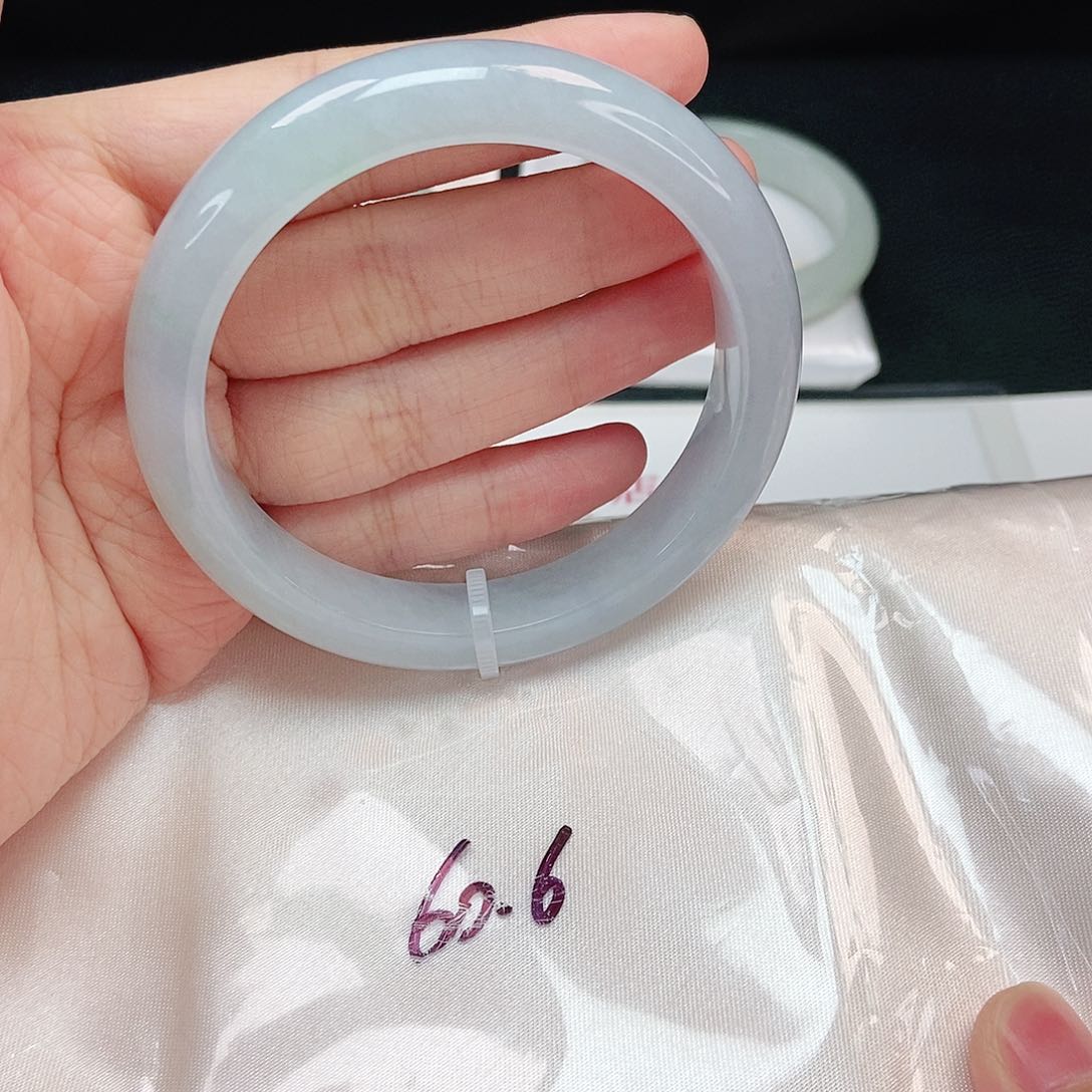 翡翠手镯未镶嵌正圈