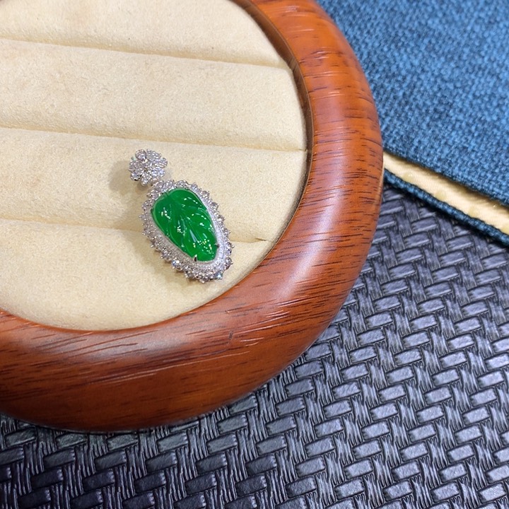 【闪购商品】颈饰18K金镶嵌翡翠