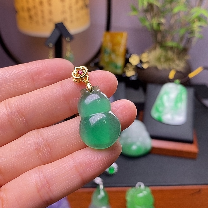 翡翠未镶嵌吊坠(赠链)