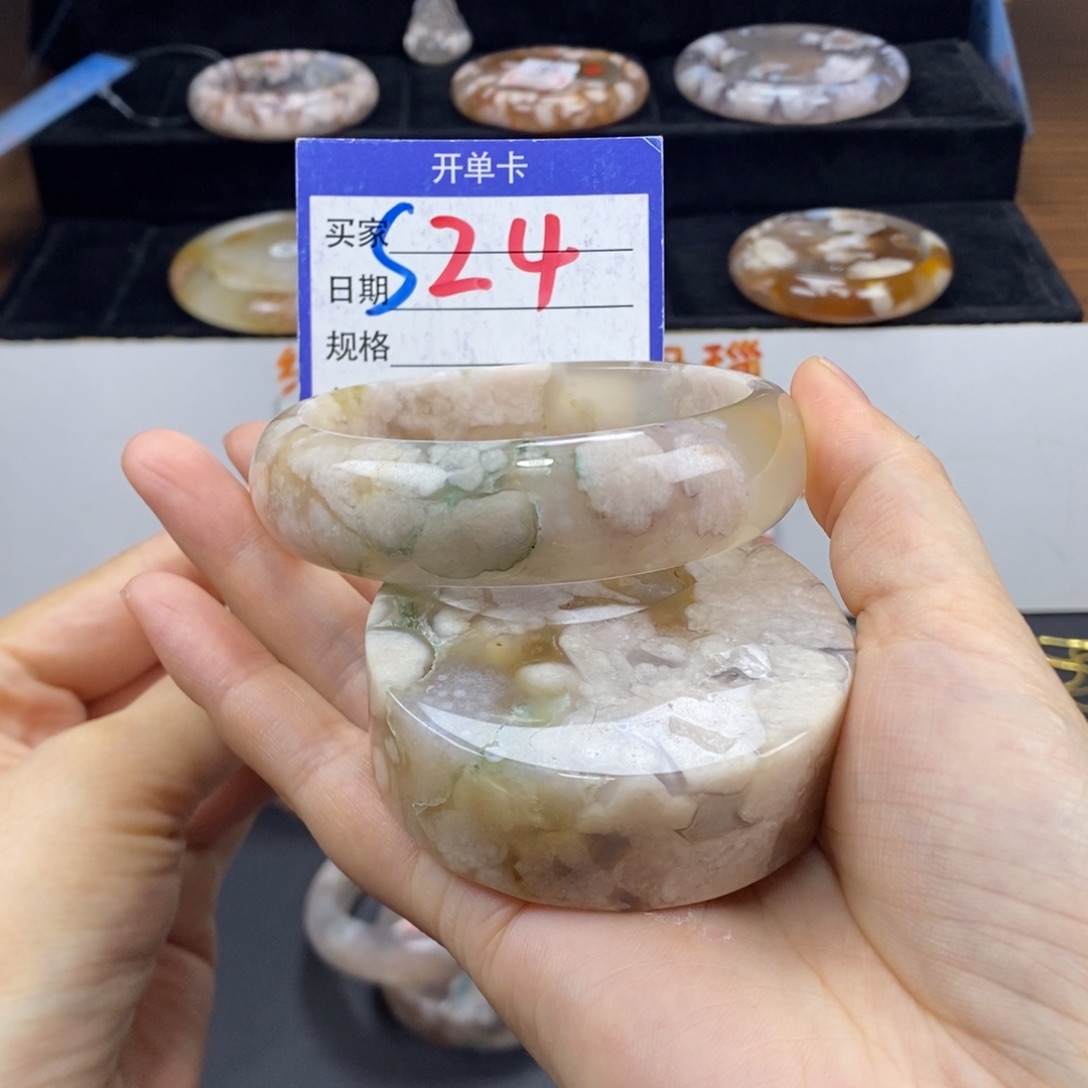 石英质玉手镯未镶嵌