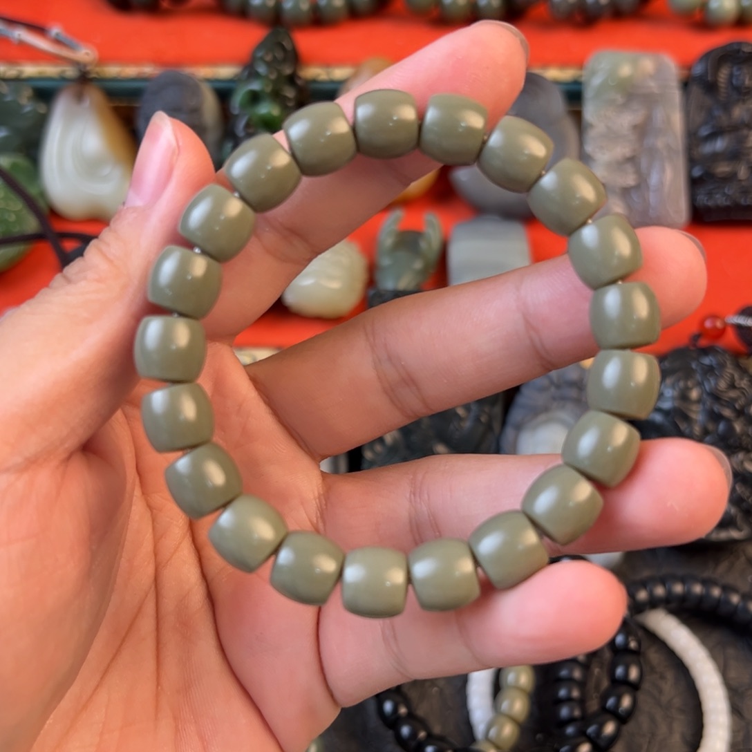 和田玉颈饰未镶嵌自**翔