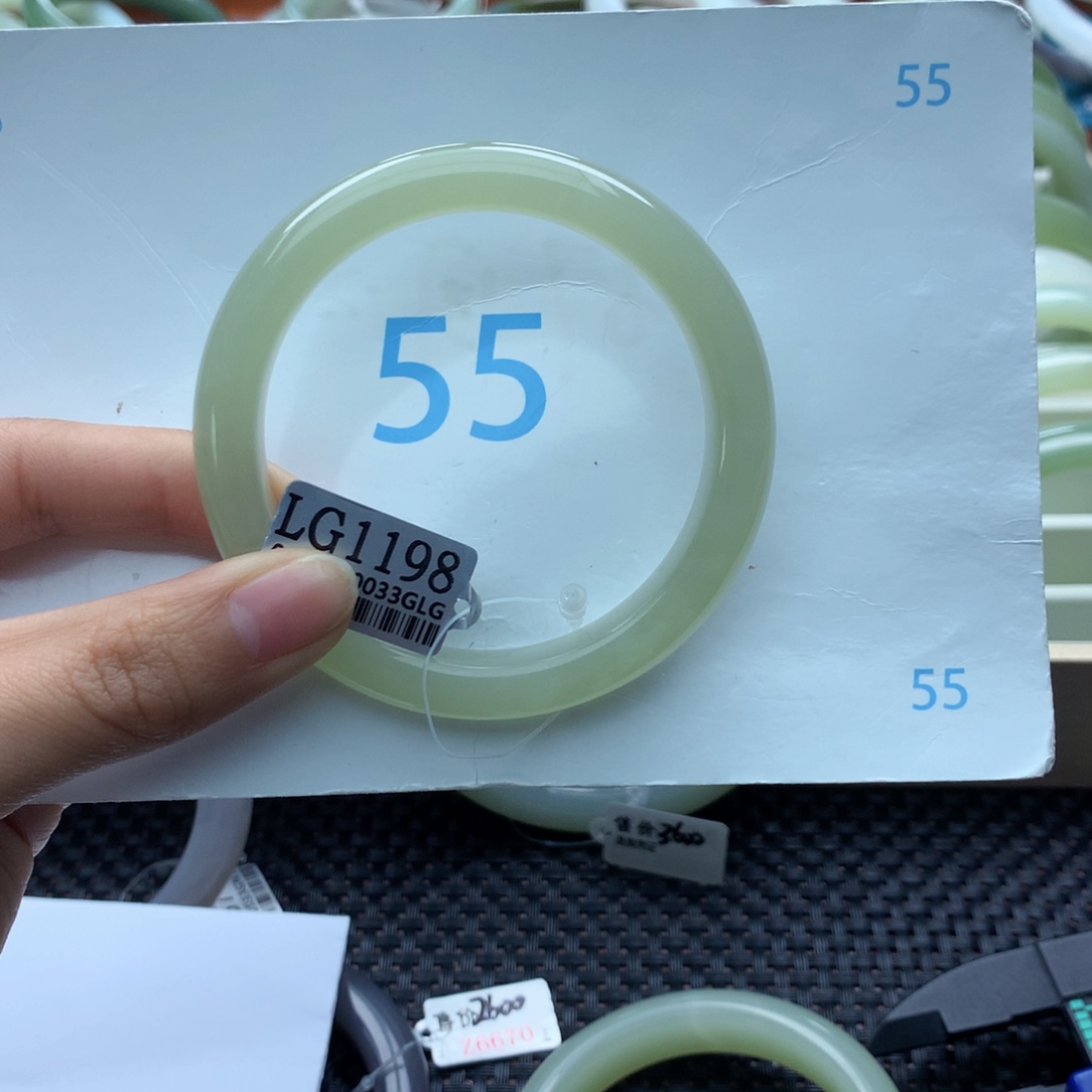 @***李和田玉未镶嵌手镯