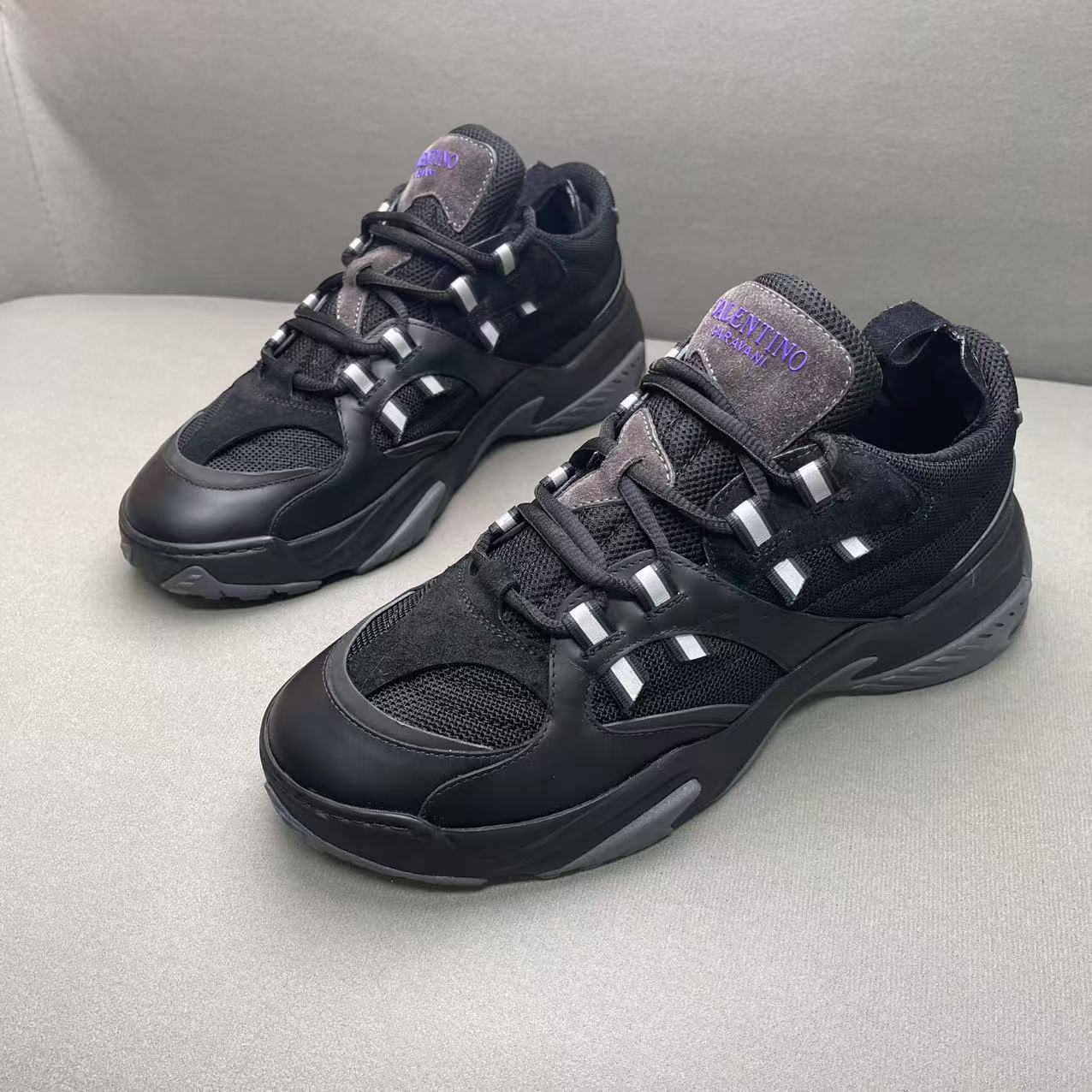 99新 Valentino/华伦天奴 黑色麂皮网面拼接时尚百搭运动鞋 41码