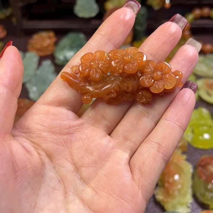 蛇纹石玉颈饰未镶嵌雾**花