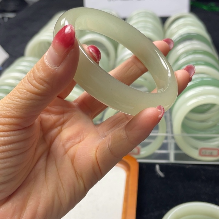 江***梅石英质玉合金手镯