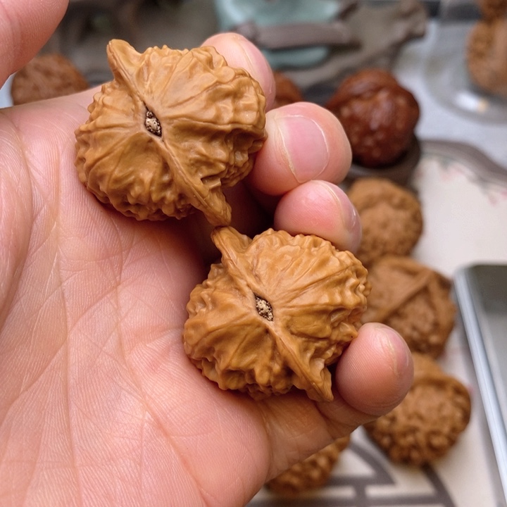 【闪购商品】文玩核桃把件@****瓷娃娃