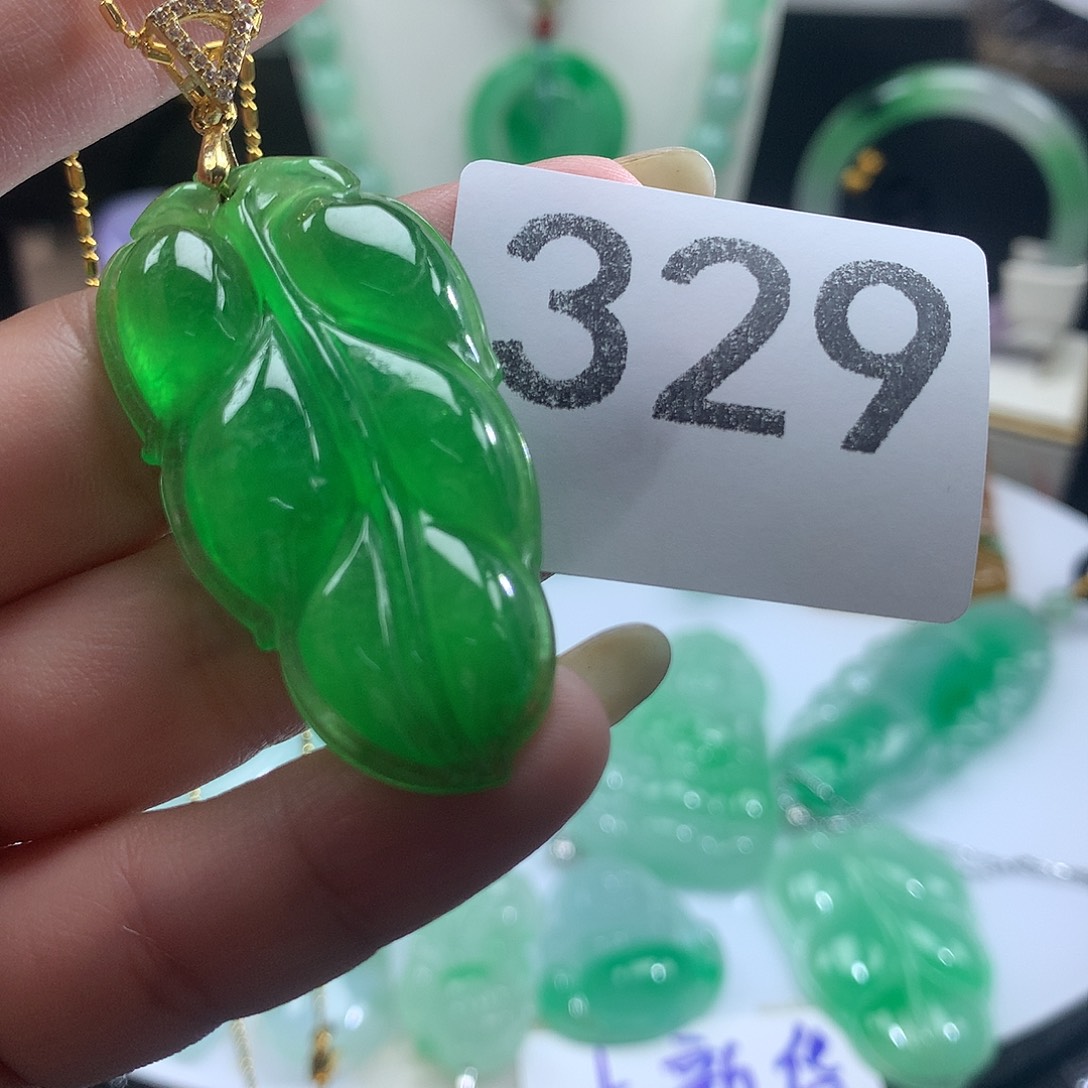 翡翠未镶嵌吊坠(赠链)