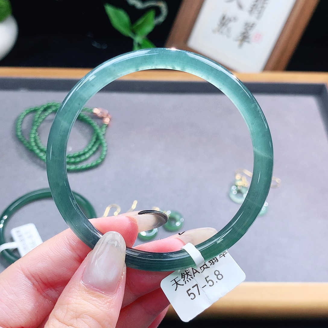 翡翠手镯（圆镯）未镶嵌