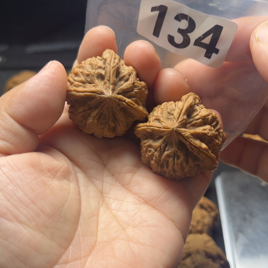 文玩核桃吊坠三棱