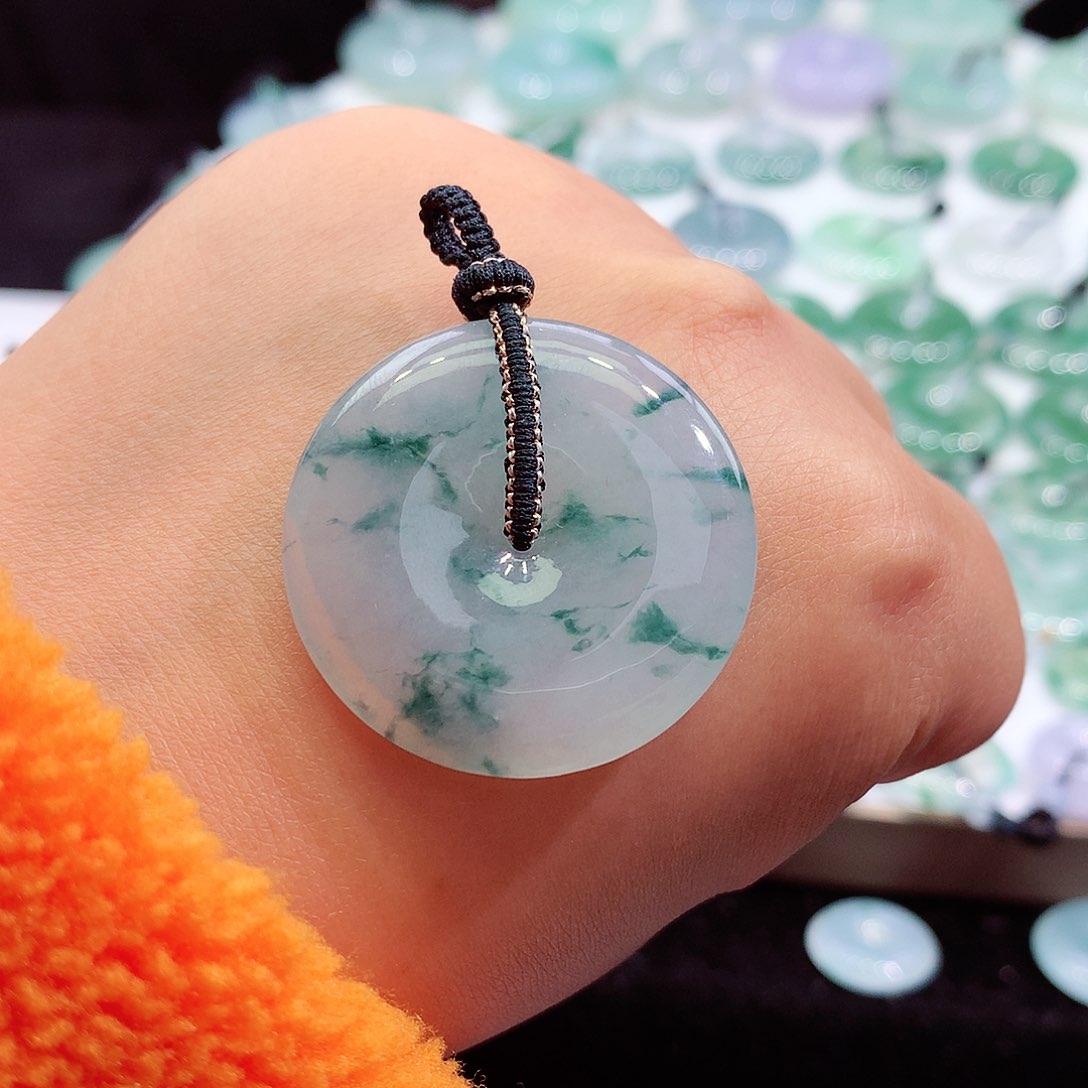 颈饰足铂镶嵌翡翠34.4