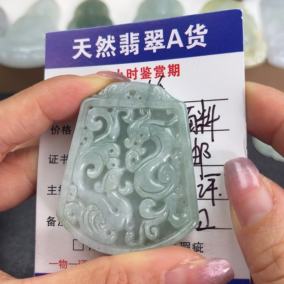 翡翠未镶嵌颈饰     