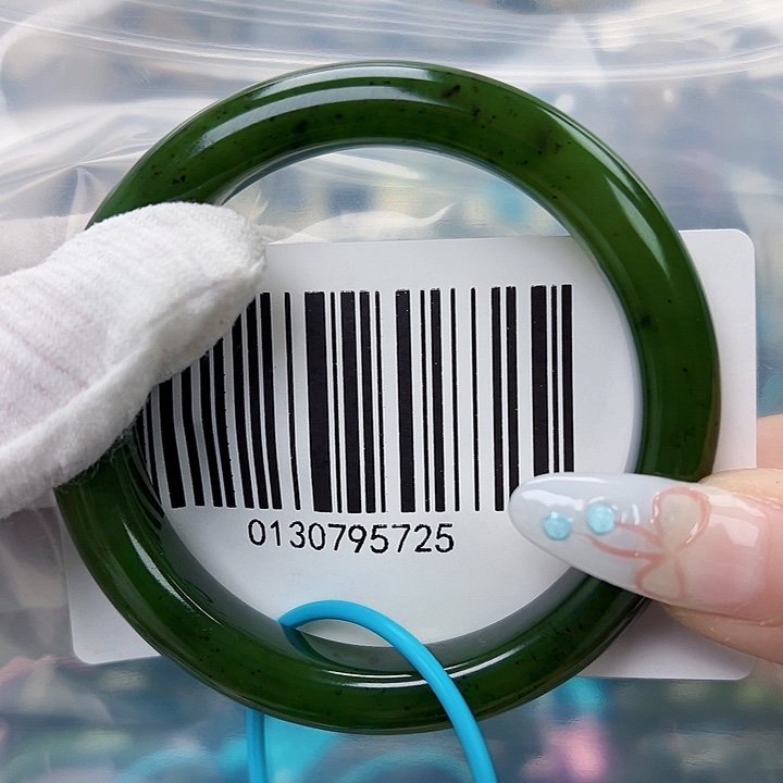 和田玉未镶嵌手镯微瑕5556