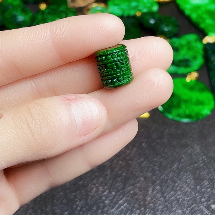 翡翠未镶嵌颈饰多样性