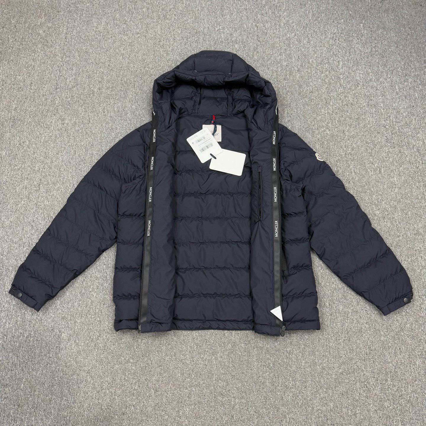 未使用 MONCLER 18342040 Chambeyron哑光连帽轻薄羽绒服外套 3码