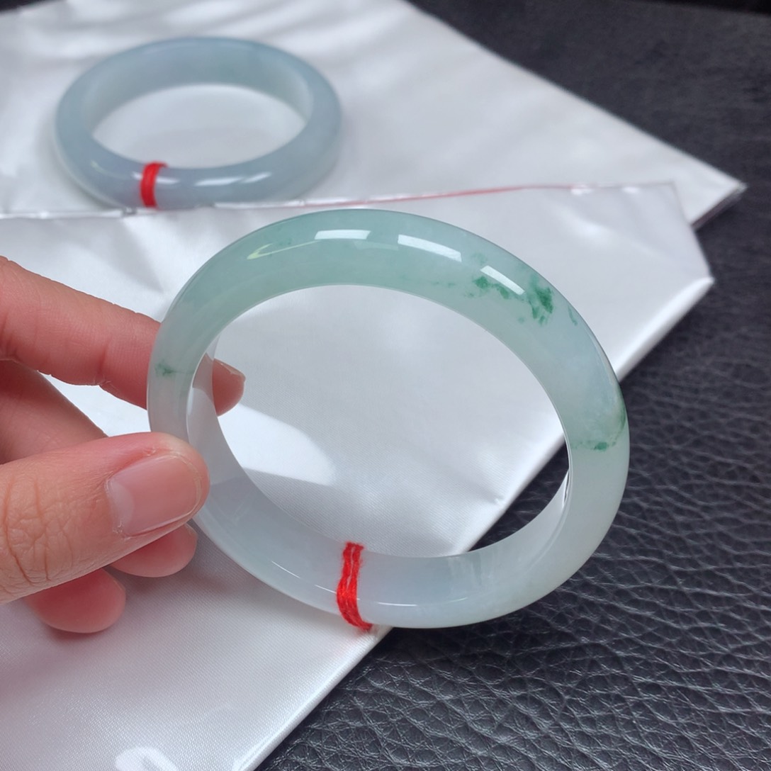 翡翠手镯未镶嵌。