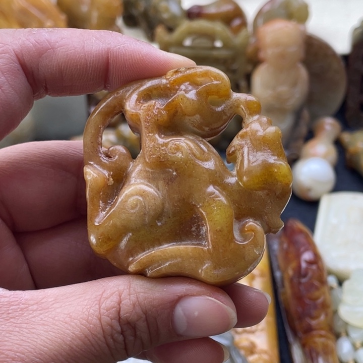 蛇纹石玉颈饰未镶嵌