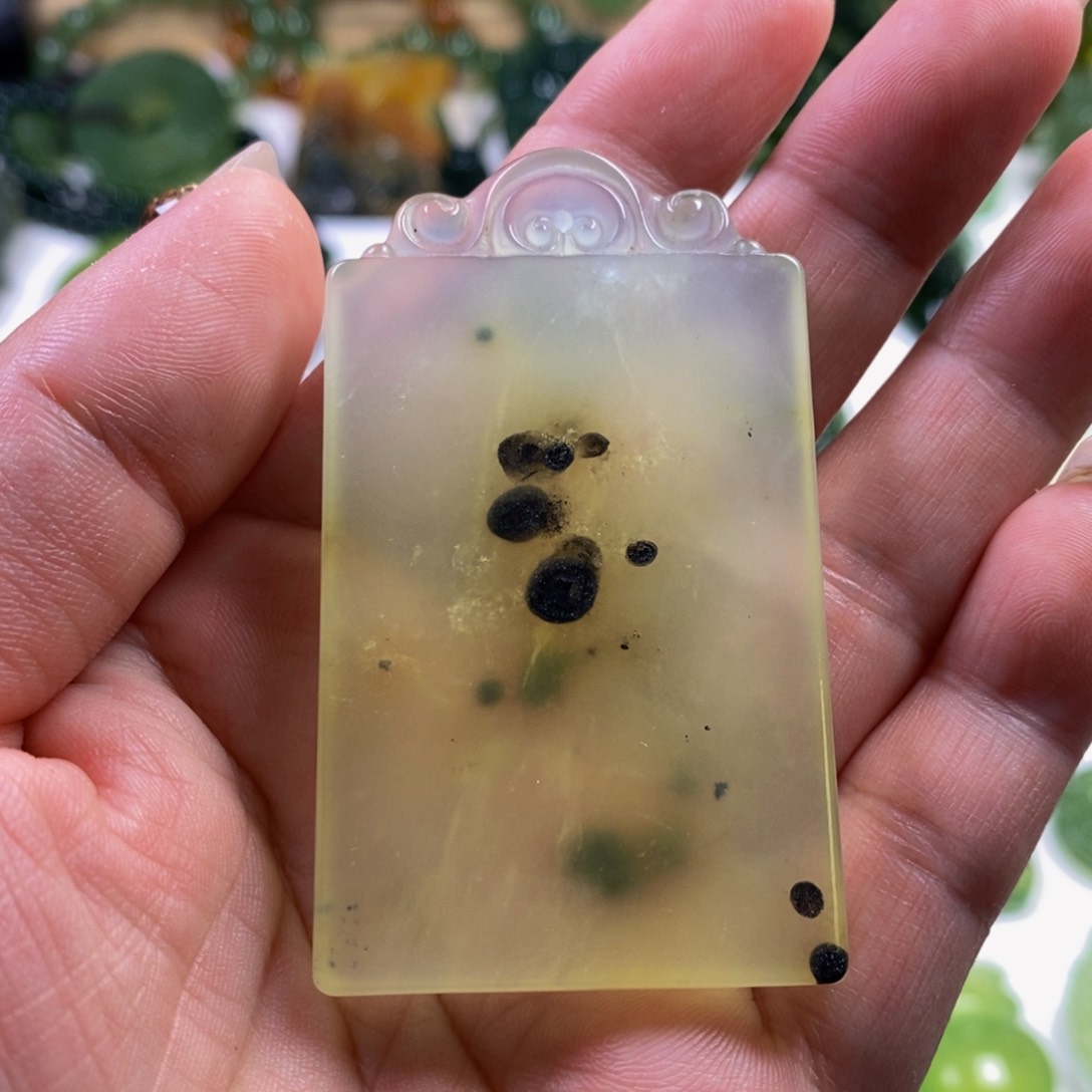 蛇纹石玉颈饰未镶嵌