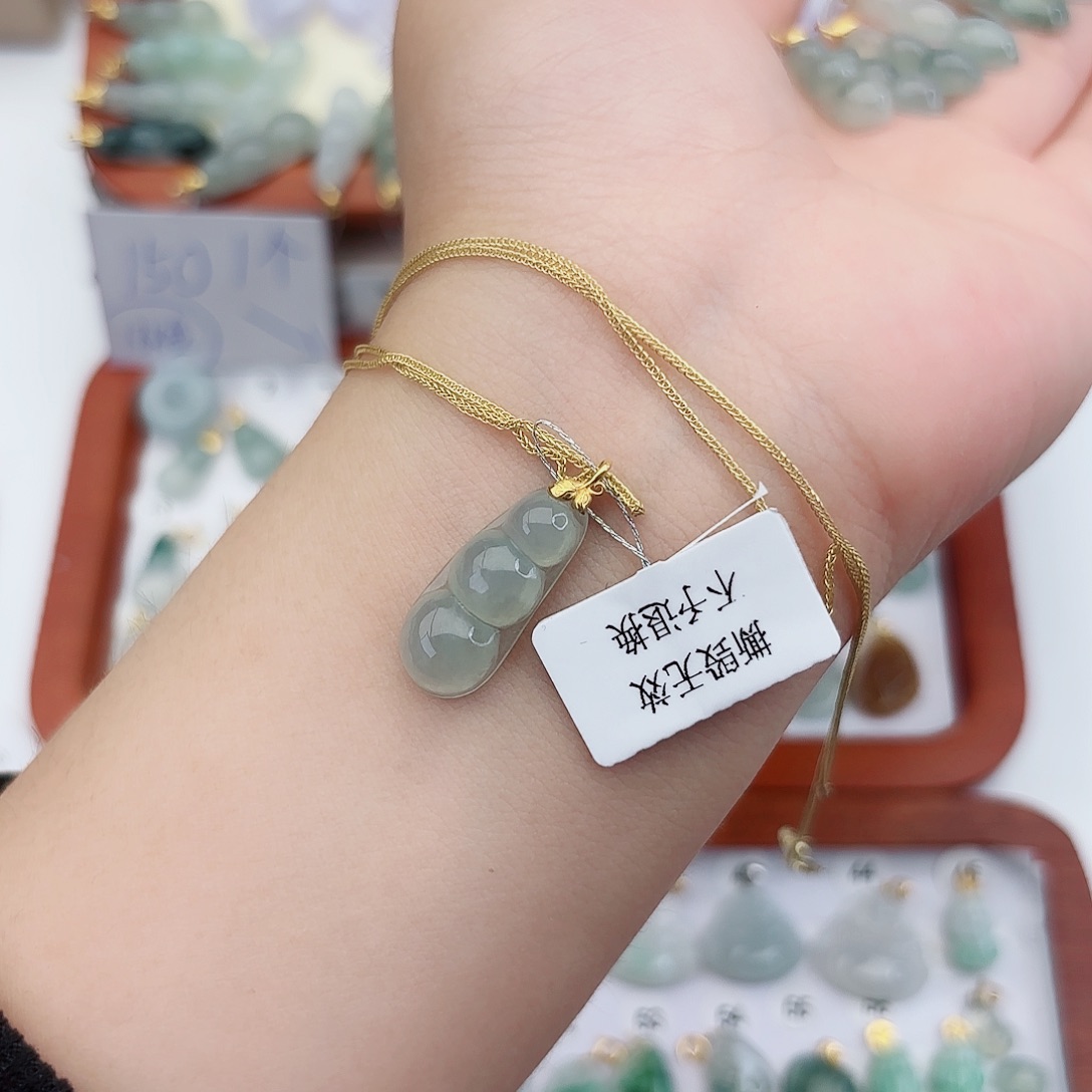 翡翠18K金镶嵌吊坠(赠链)繁*?豆子