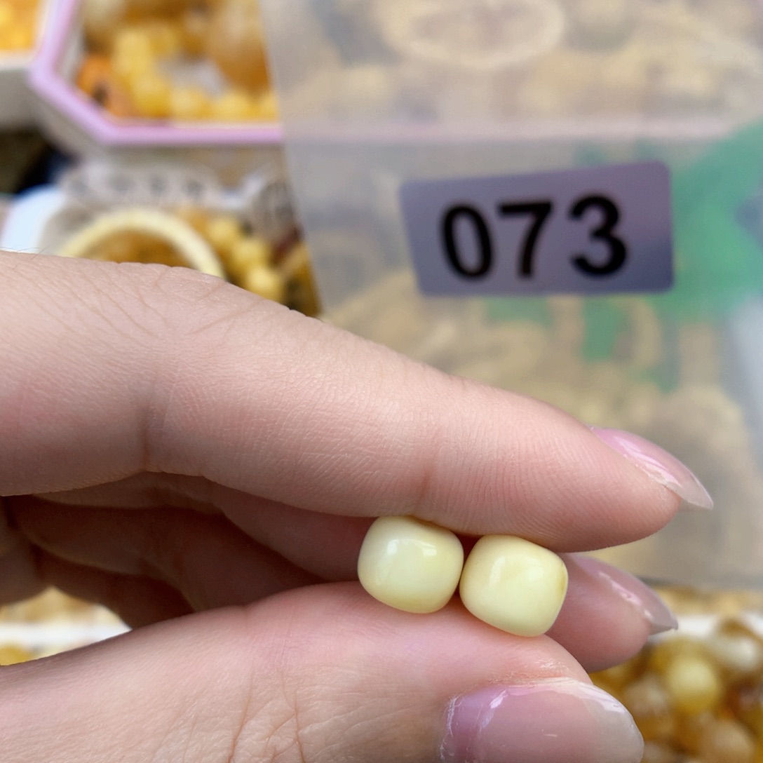 甲***班裸石琥珀未镶嵌8+