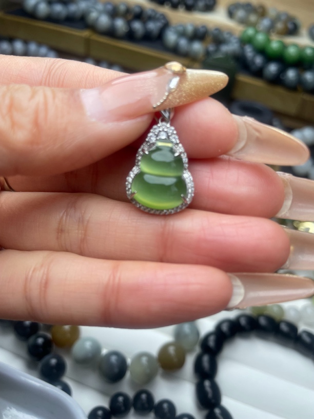 俄罗斯碧玉猫眼镶嵌吊坠