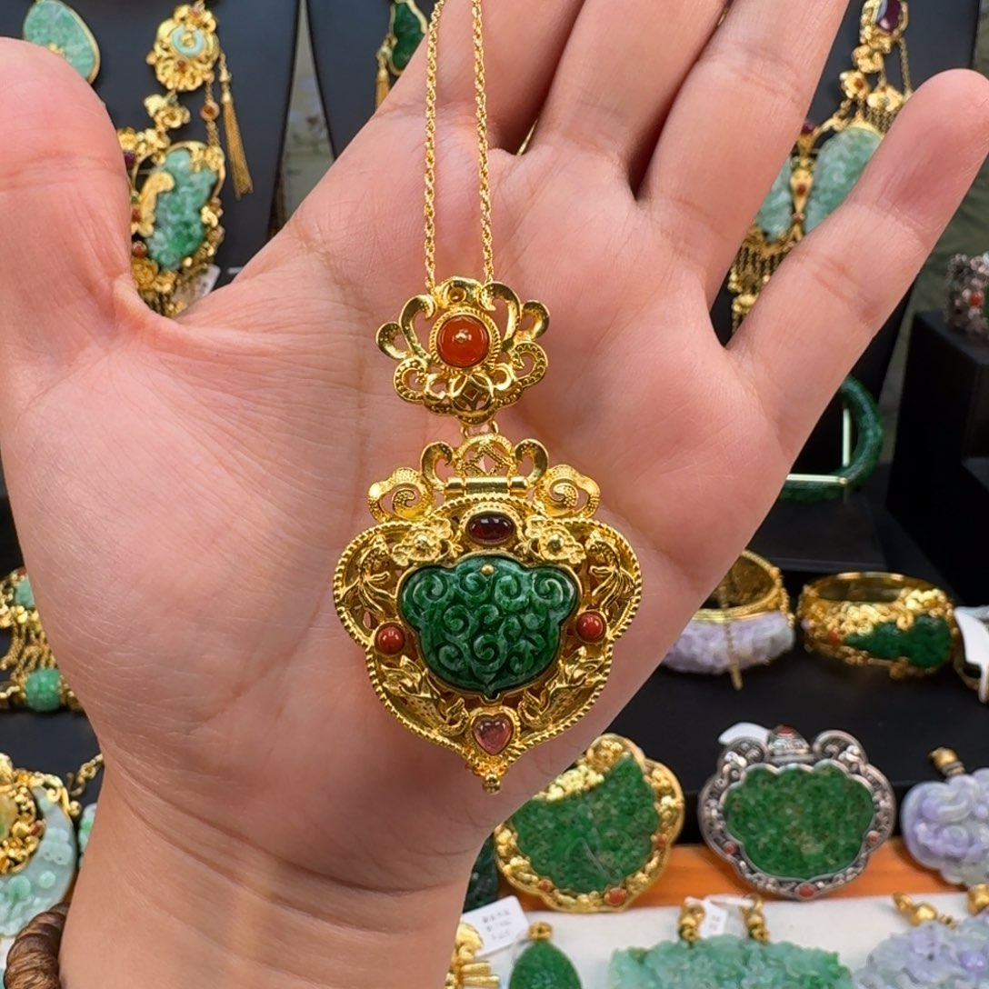 翡翠银S925镀金镶嵌颈饰嘎乌盒 炸价