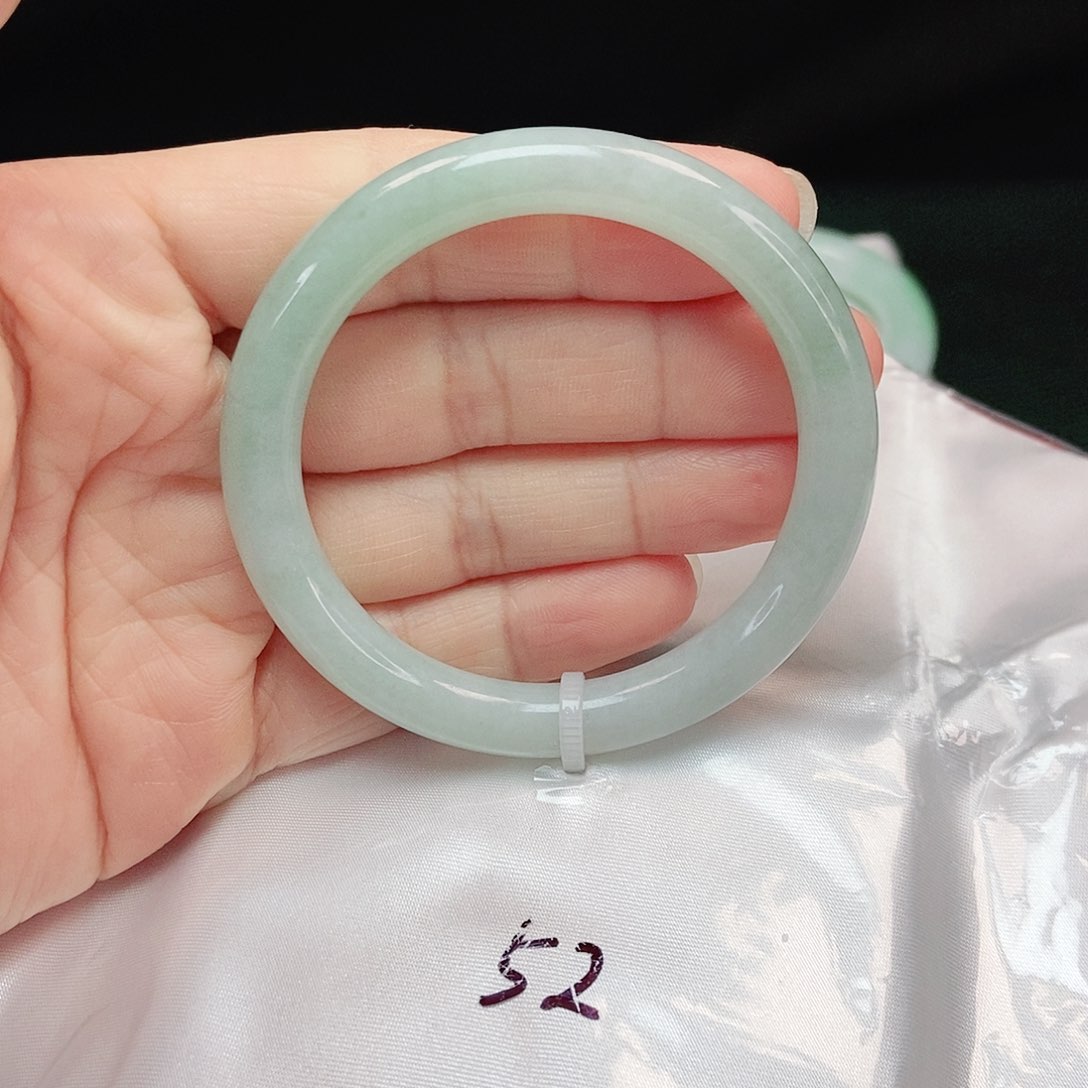 翡翠手镯未镶嵌正圆