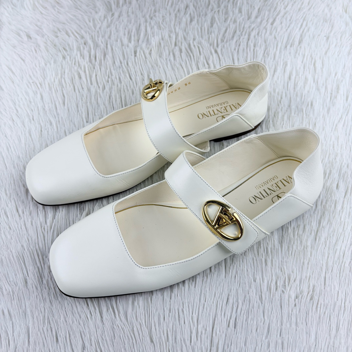 95新 Valentino/华伦天奴 象牙白平底玛丽珍鞋36码