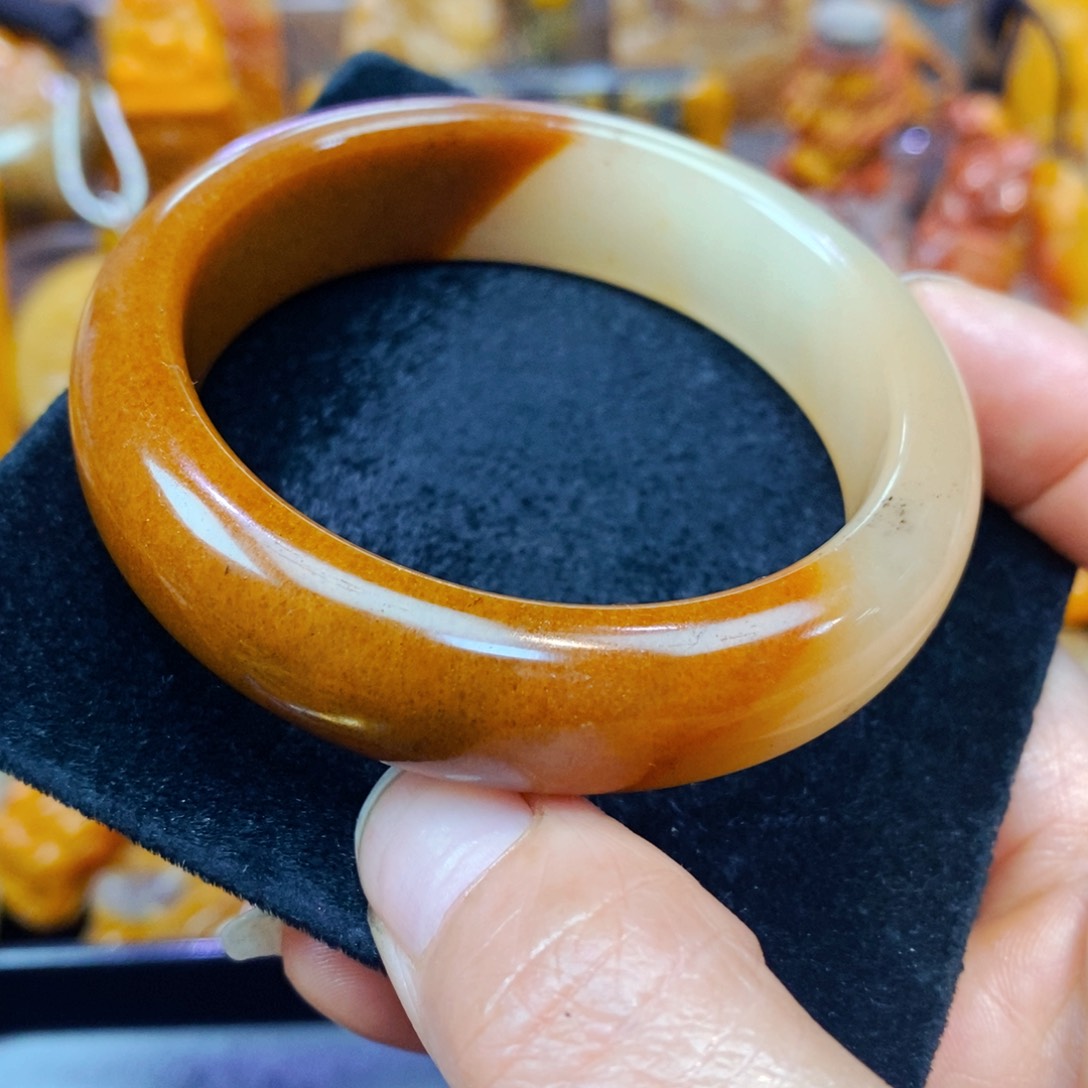 未镶嵌石英质玉（黄龙玉）颈饰