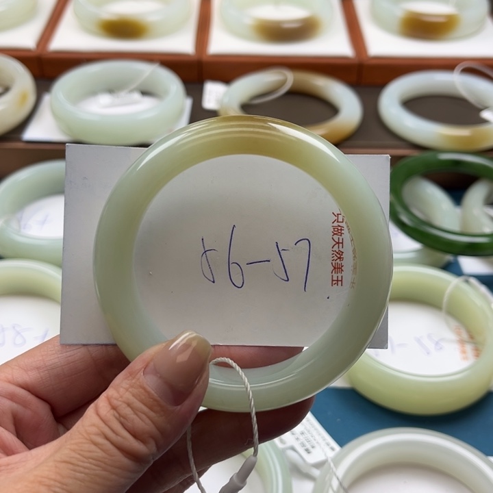 和田玉手镯未镶嵌