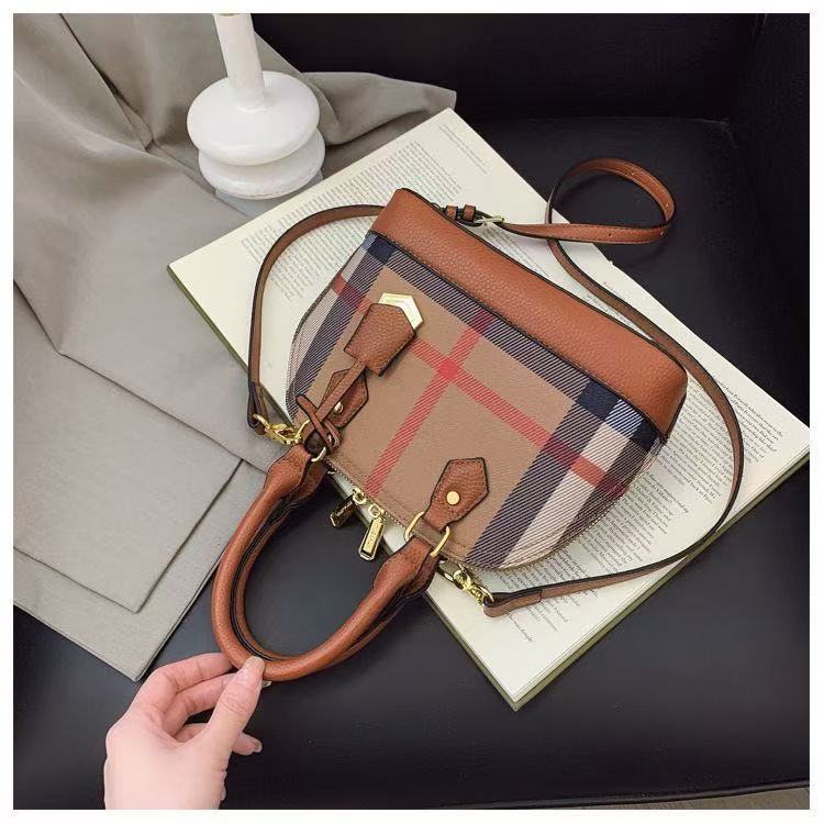 2025秋冬时尚百搭条纹枕头贝壳包女士 24*17*19